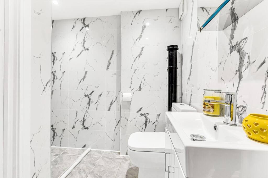 Luxstay Holland Park Apartment With Ac 伦敦 外观 照片