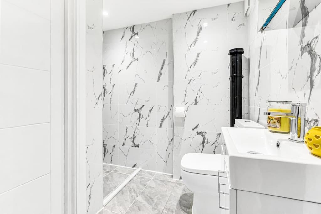 Luxstay Holland Park Apartment With Ac 伦敦 外观 照片